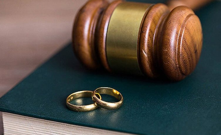 عکس تلخ خانم مجری ایرانی روی پله‌های پزشکی قانونی برای درخواست طلاق