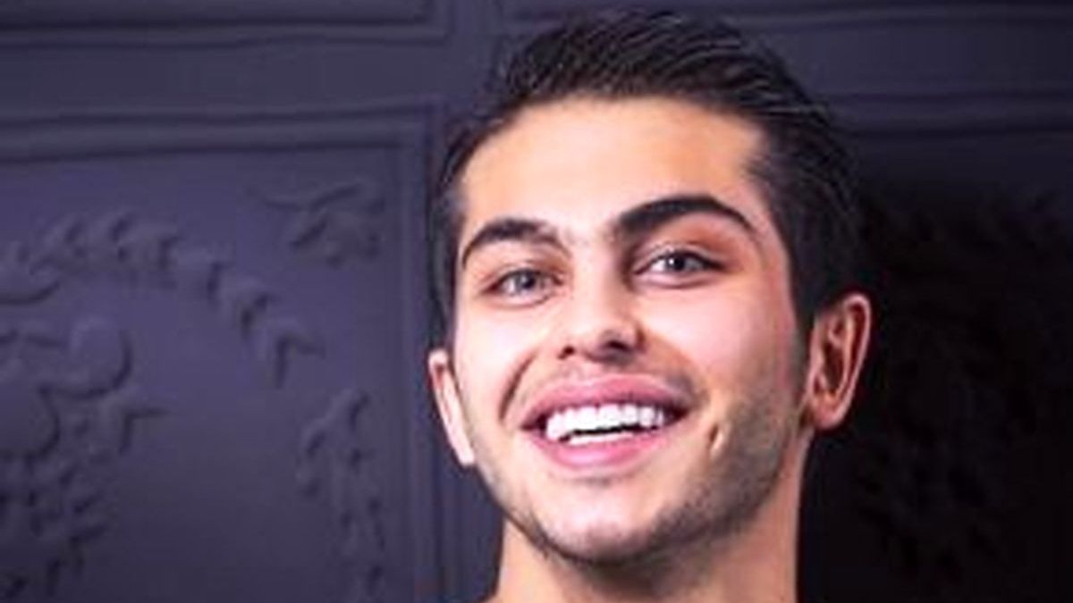 نگاهی به استایل مدرن ارسلان‌ قاسمی با گوشواره های مردانه و زنجیر طلای بلچریا+عکس