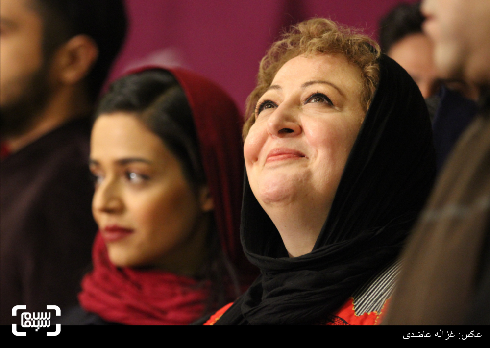 لی لی فرهادپور بر روی فرش قرمز فیلم «خماری» در کاخ سی و چهارمین جشنواره فیلم فجر