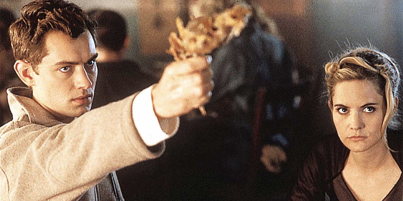 راجر ایبرت فیلم علمی‌تخیلی ترسناک eXistenZ را با «ماتریکس» مقایسه کرد