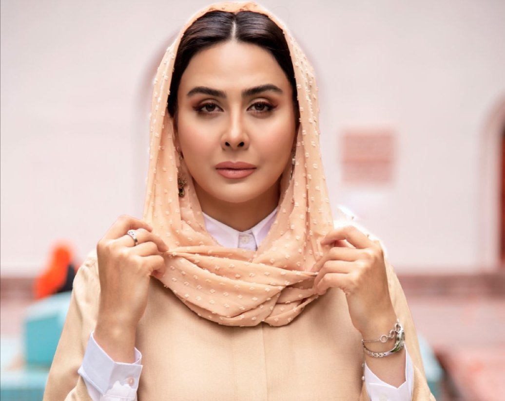 عکس سارا والیانی بازیگر نقش آسیه سریال گیلدخت در آغوش پسرش