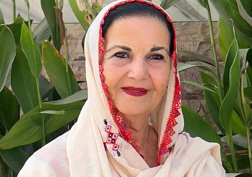 سفر در زمان؛ «پوری بنایی» در 32 سالگی و در حال قدم زدن با مرتضی عقیلی؛ سال 51