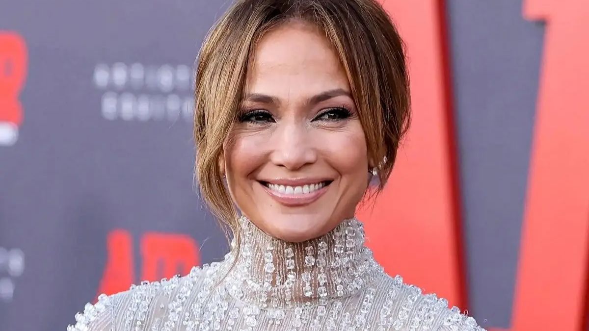 سفر در زمان؛ «جنیفر لوپز 31 ساله» در حال پیاده روی در کالیفرنیا؛ سال 1378