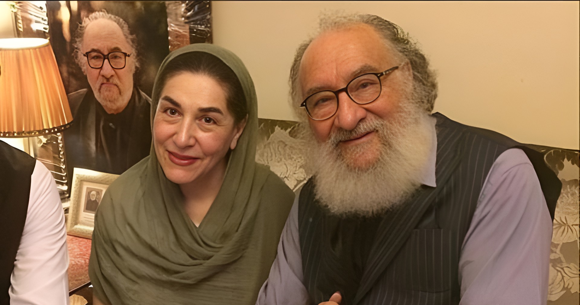 تصویری صمیمی از داریوش ارجمند و همسرش دست در دست هم