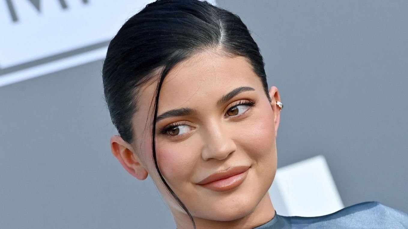 گریم خیره کننده و مدل موی خیس کایلی جنر، از ترند های جذاب دهه 80