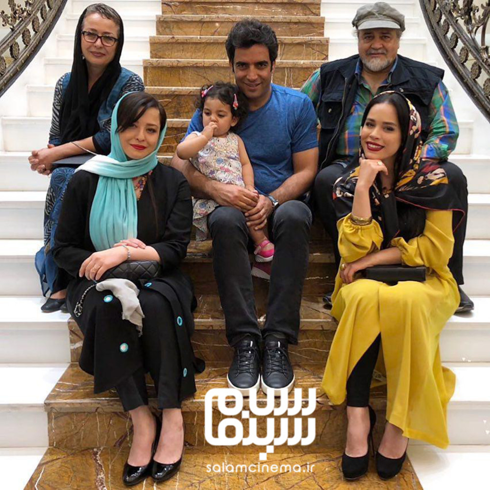 خانواده شریفینیا در کنار منوچهر هادی در جشن سریال «دل دادگان»