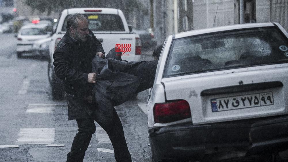 جواد عزتی در صحنهای از فیلم «مرد بازنده»