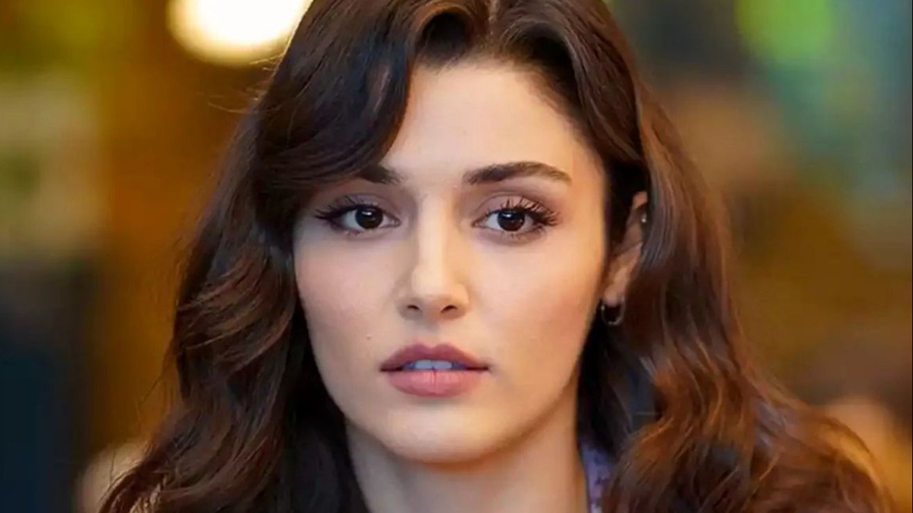 هانده ارچل با این کت و دامن قرمز از دل قصه‌ها بیرون آمده؛ تصاویر جدید او را ببینید