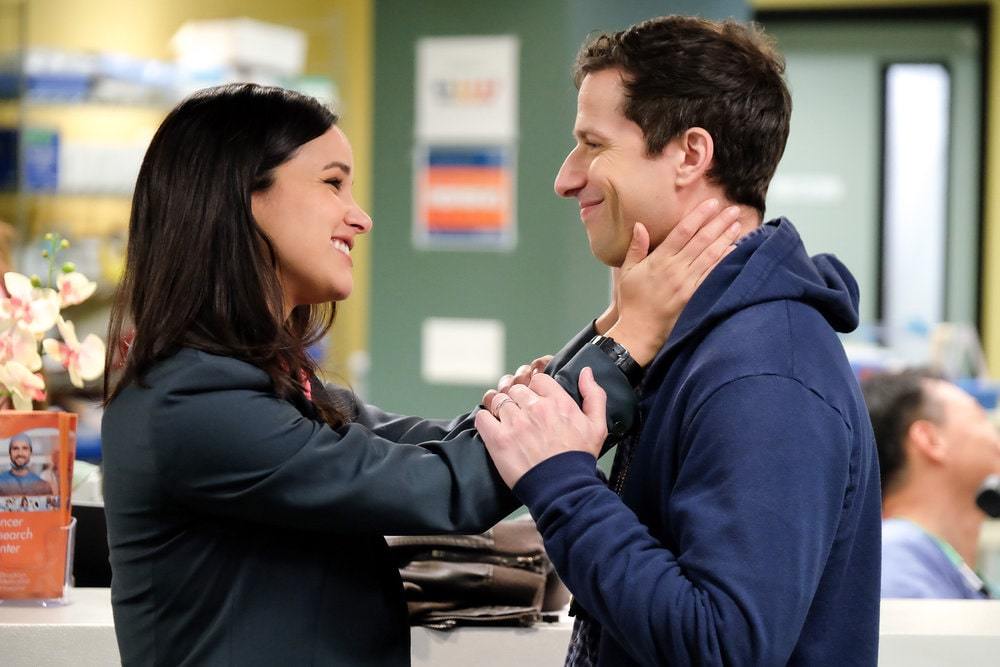 اندی سمبرگ و ملیسا فومرو در سریال تلویزیونی «بروکلین ناین ناین» (Brooklyn Nine-Nine)