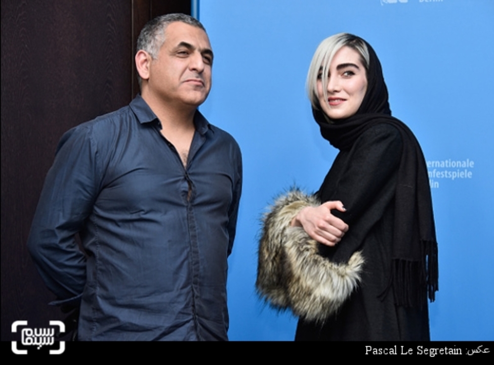 کیانا تجمل و مانی حقیقی در مراسم فتوکال فیلم «اژدها وارد میشود!» در شصت و ششمین جشنواره فیلم برلین