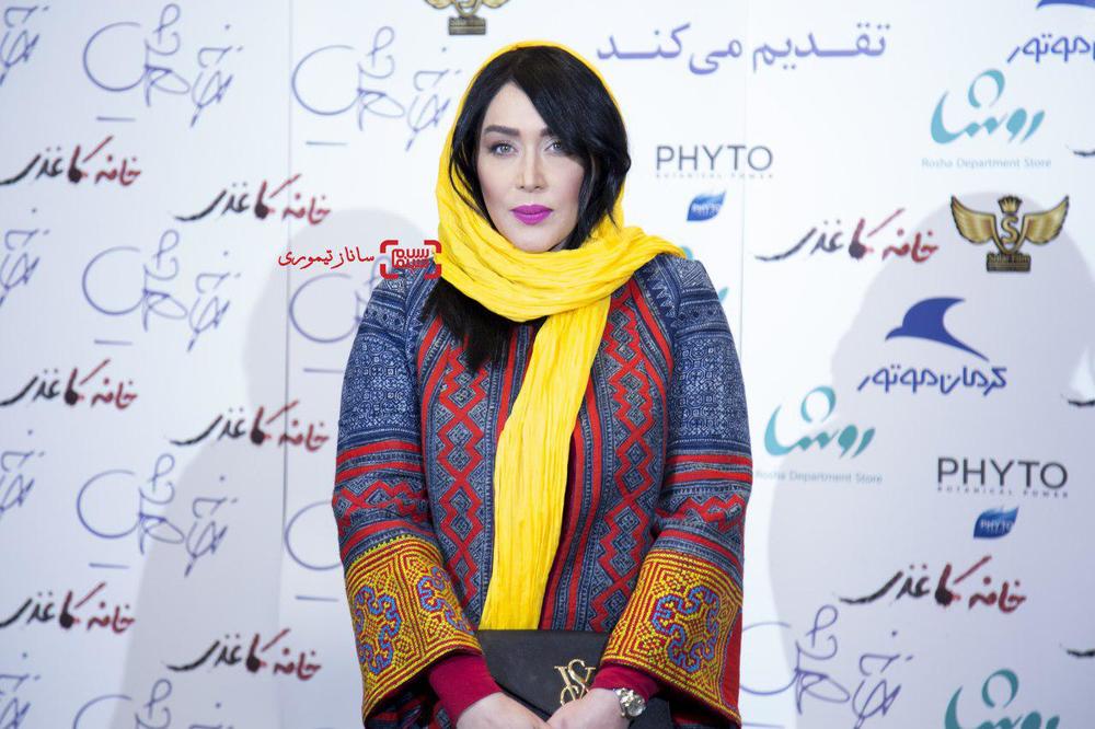 استایل شیک و باکلاس سارا منجزی‌پور در یک کافه