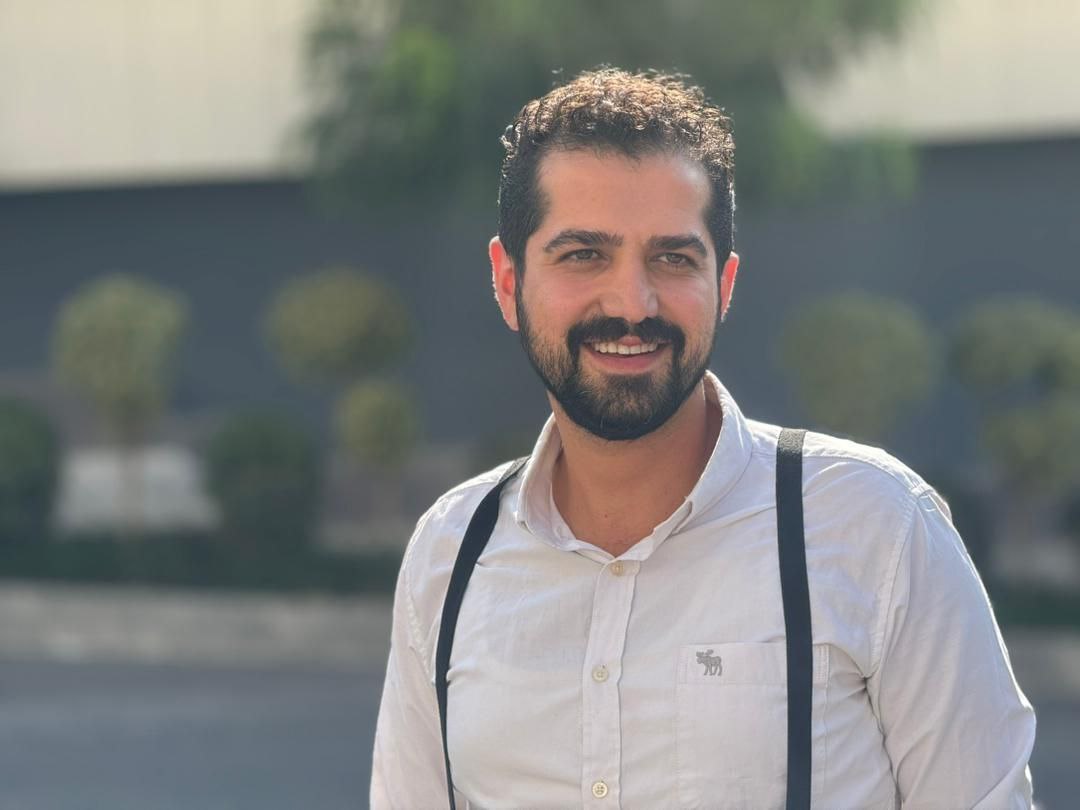 حمیدرضا مرادی نمایش «لطفا تحت هر شرایطی» را روی صحنه میبرد
