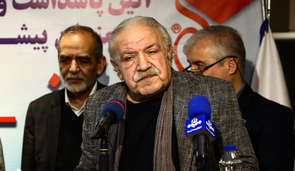 واکنش داریوش ارجمند در مراسم تکریم از هنرمندان به تجمع دانشجویان؛ اشکال از ماست!