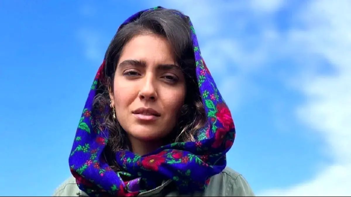 قابی زیبا از مونا کرمی کنار مادرش؛ این همه شباهت مگه داریم؟