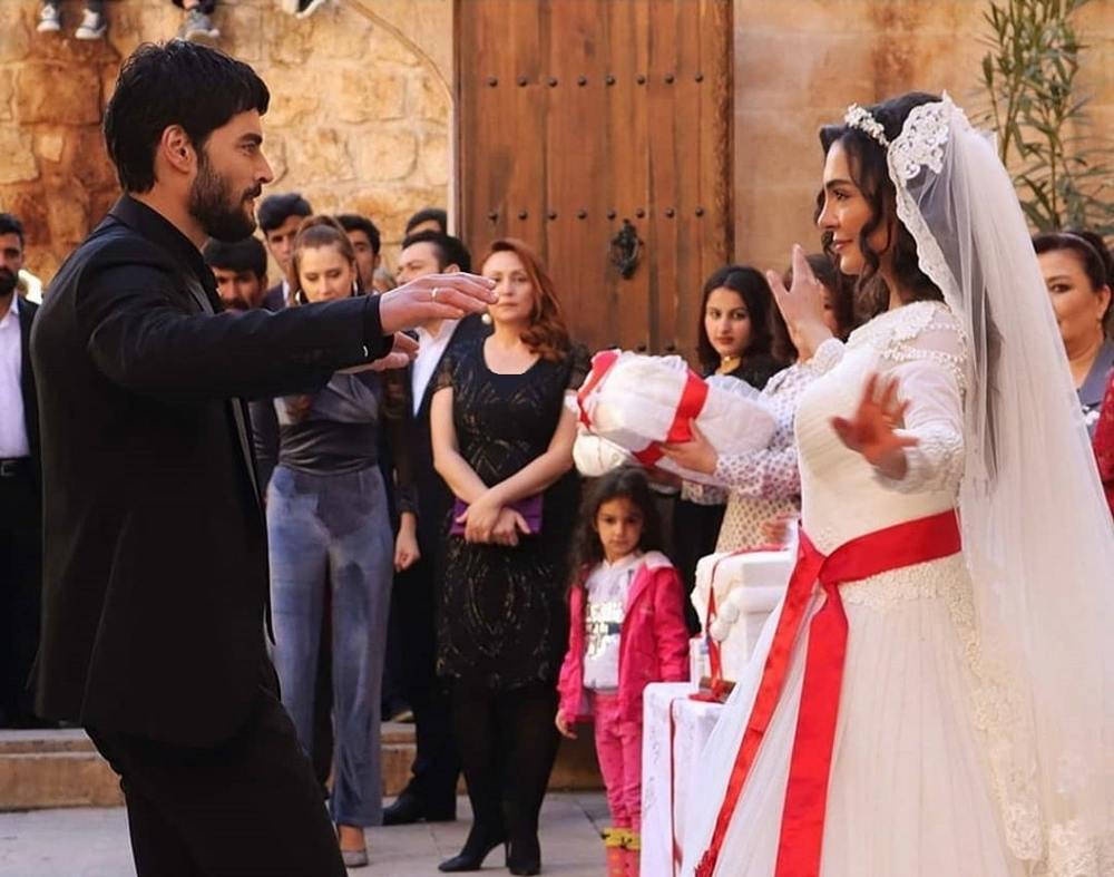 آکین آکینوزو و ابرو شاهین در نمایی از سریال «تردید» (Hercai)