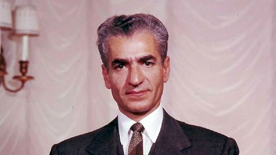 در گذر زمان؛ محمدرضا پهلوی پس از جدایی از ثریا، مشغول ورق زدن آلبوم عکسشان