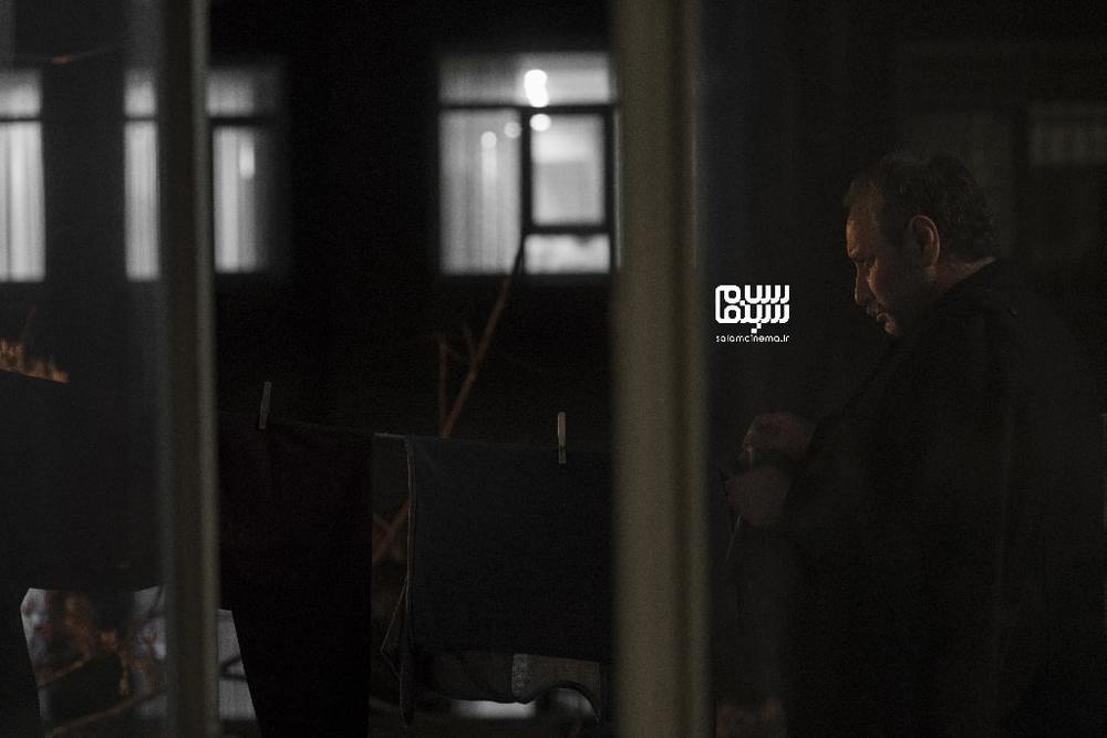 جواد عزتی در صحنهای از فیلم سینمایی «مرد بازنده» به کارگردانی محمدحسین مهدویان