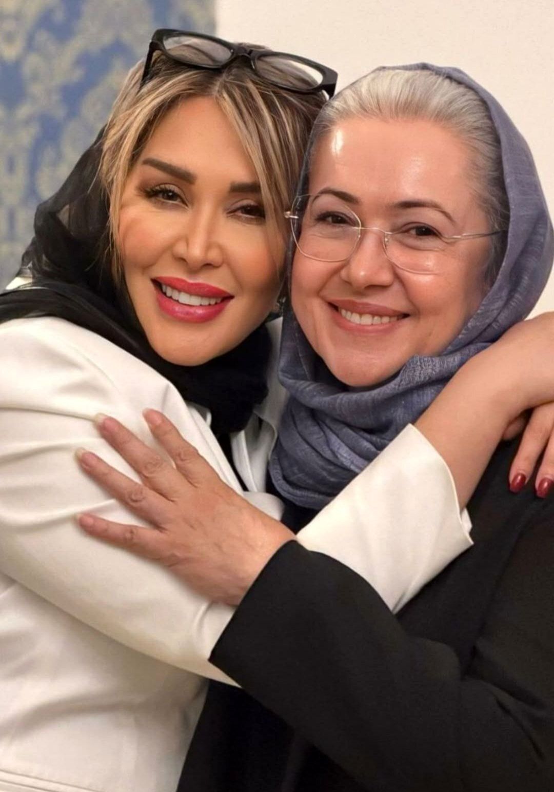 شباهت عجیب سارا منجزیپور به مادر جوانش