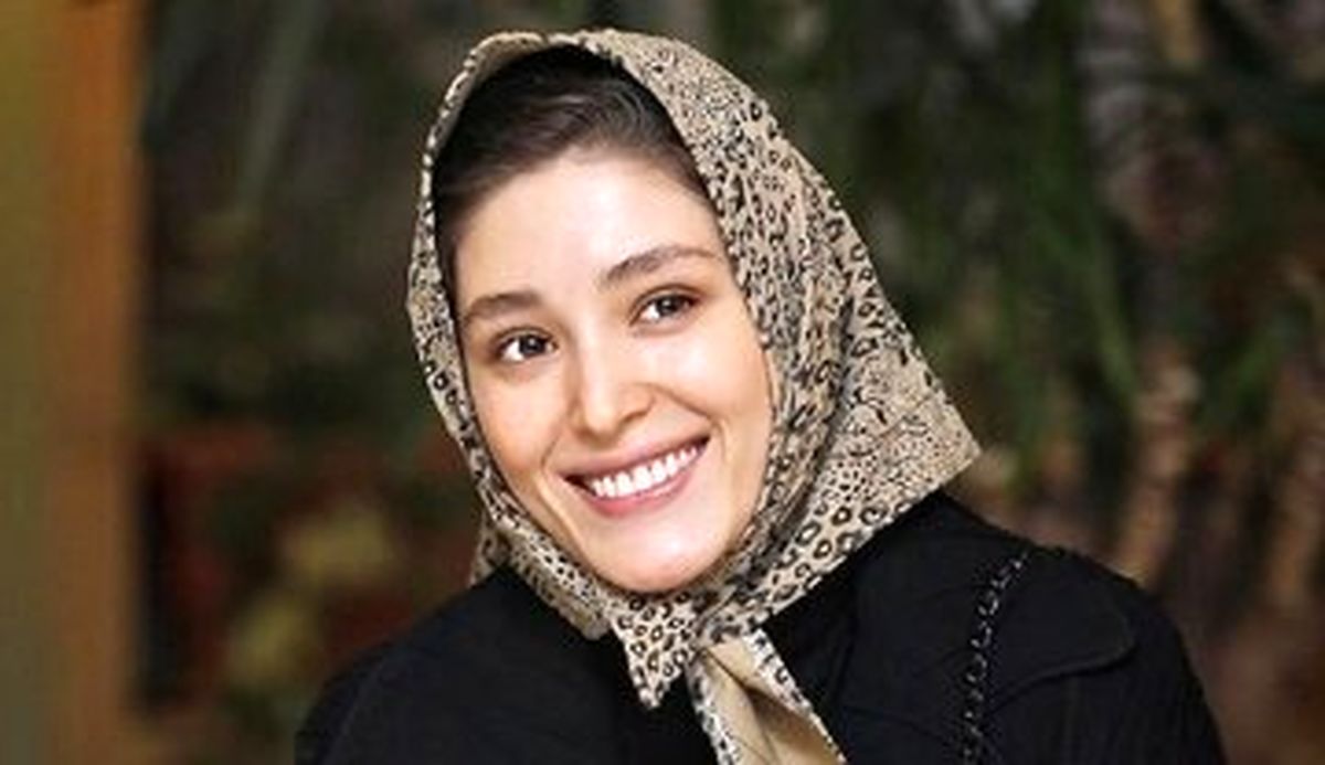 عکس | فرشته حسینی روی فرش قرمز با چتر بسته و ژستی عجیب!