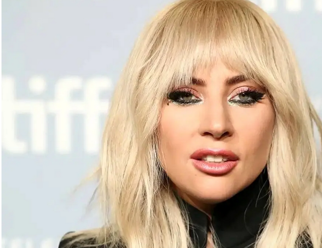 سفر در زمان؛ «لیدی گاگا» در حال ترک سالن موسیقی رادیو سیتی در نیویورک؛ سال 1388