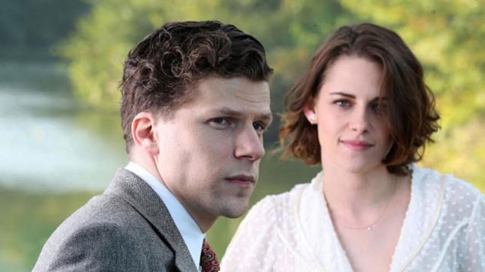 جسی آیزنبرگ و کریستن استوارت در نمایی از فیلم «کافه سوسایتی»(Café Society)