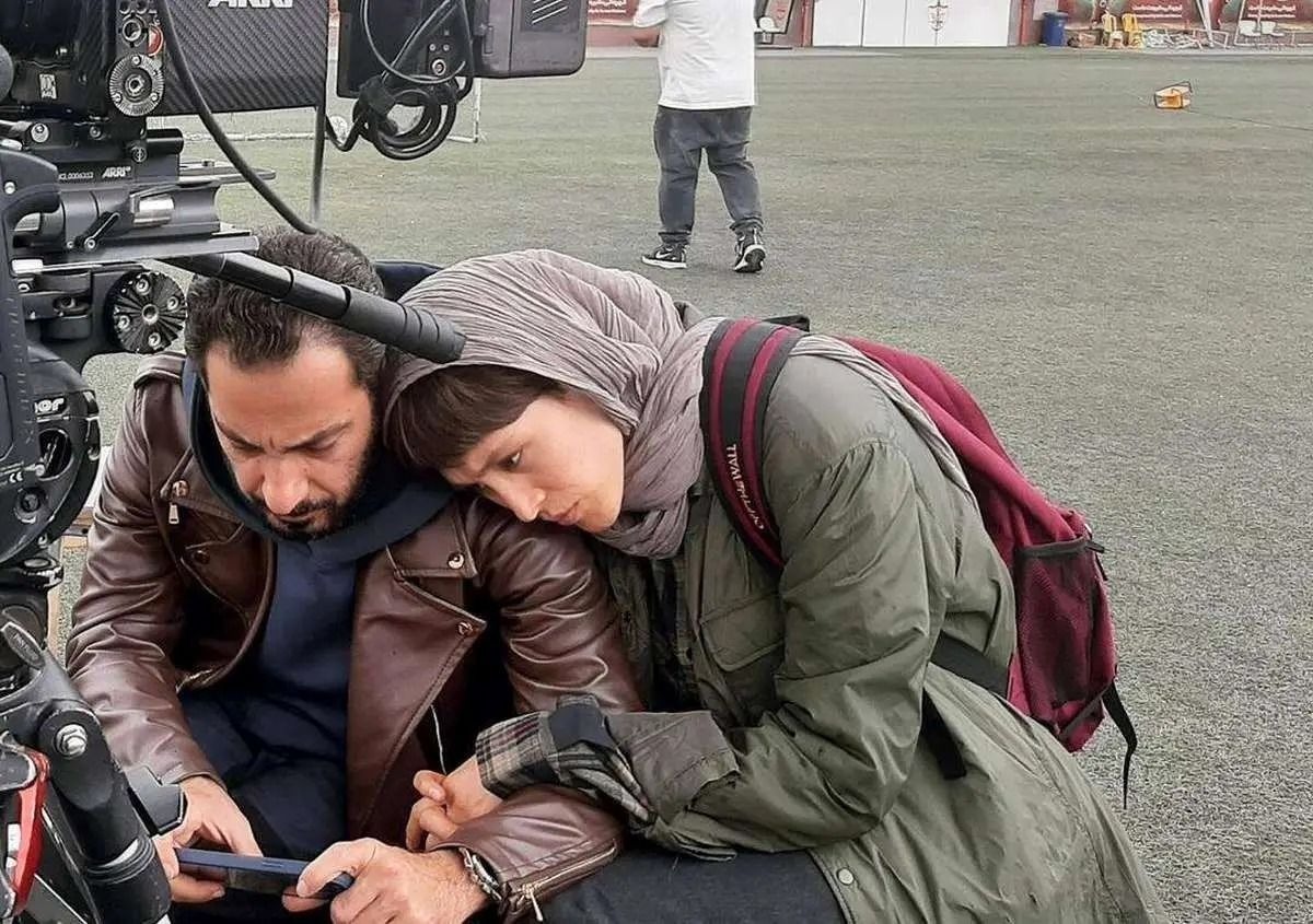 سیگار کشیدن نوید محمدزاده در لحظهای عاشقانه با فرشته حسینی | ویدیو