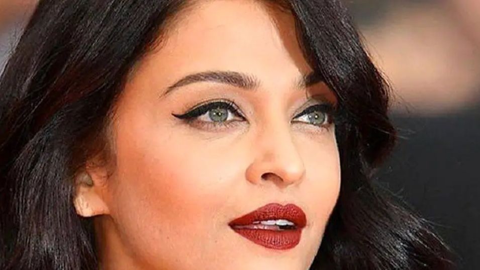 سفر در زمان| زیبایی آیشواریا رای ۲۱ سال پیش در پالادیوم لندن با لباس هندی سنگ دوز و فوق العاده زیبا