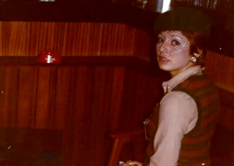 سفر در زمان؛ «گوگوش» در 20 سالگی در کنار مجسمه دو گاو در پاریس؛ سال 49