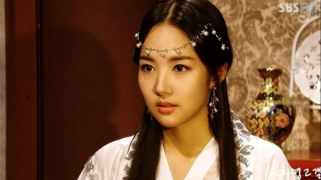 سفر در زمان| «پرنسس لاهی» در اتاق گریم سریال «جومونگ 3» با یک نوزاد