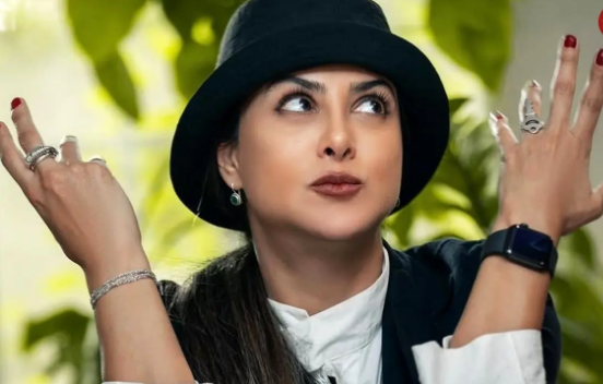 سفر در زمان؛ «آزاده صمدی» 2 ساله در حال عروسک‌بازی؛ سال 60