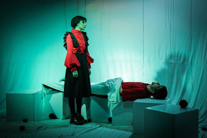 المیرا نوروزی در نخستین تجربه کارگردانی و بازیگری، زخم های عمیق زمین بازی را به صحنه برد