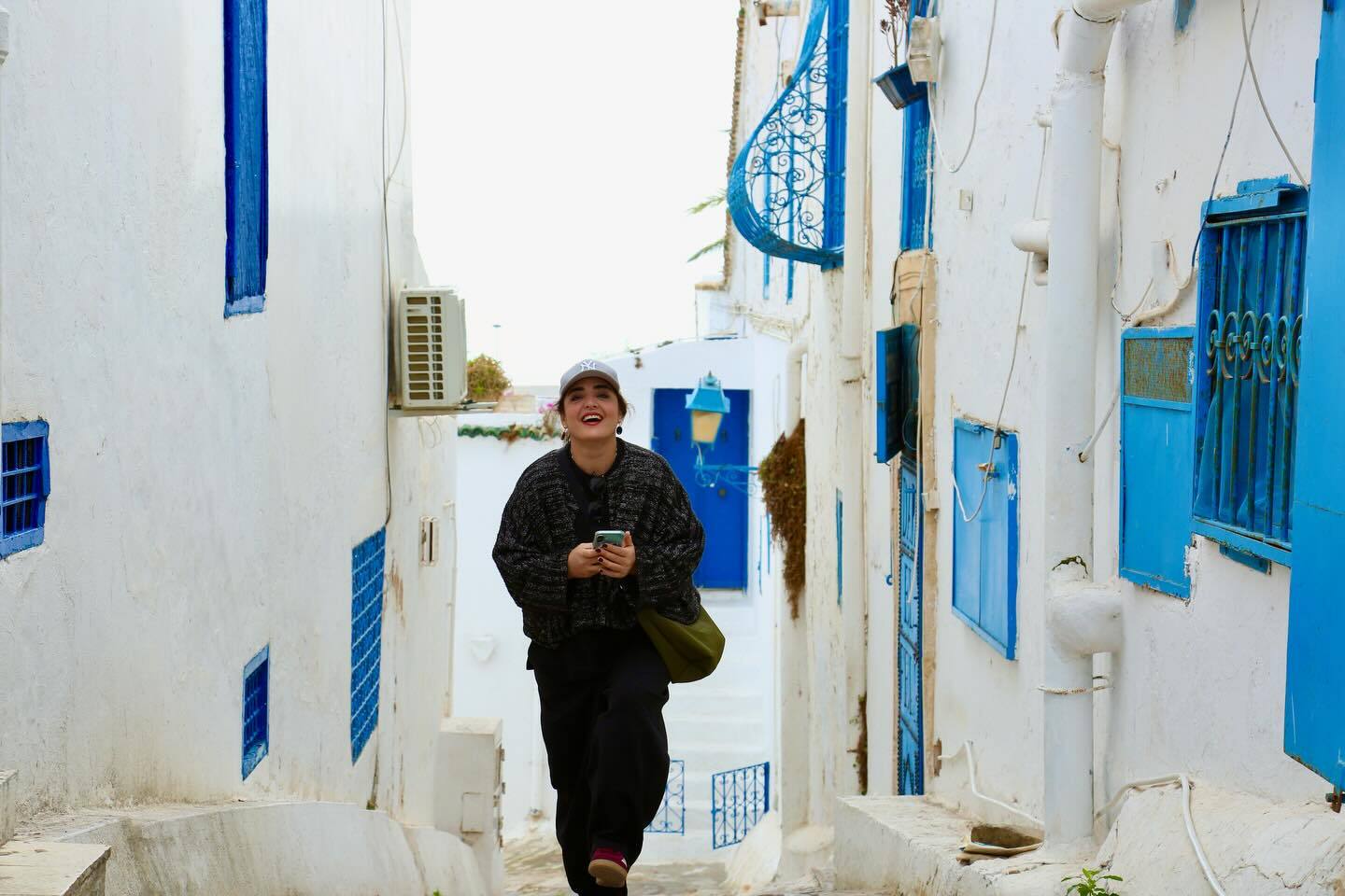 نرگس محمدی و همسرش علی اوجی در کنار الیکا عبدالرزاقی و نوشین اعتماد در سیدی بوسعید، یک منطقهٔ مسکونی در تونس