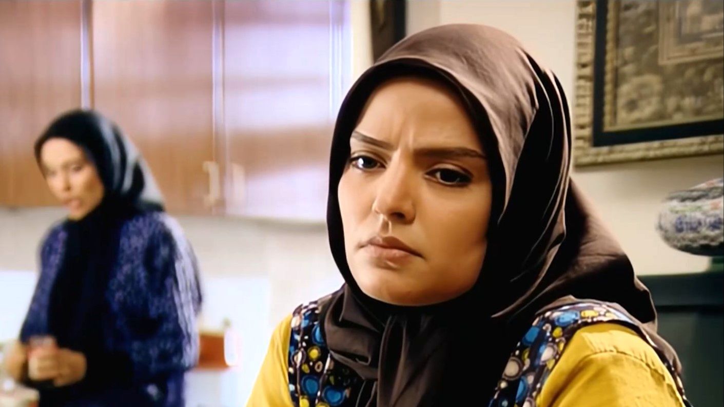 عکس| سفر در زمان؛ «مرضیه» سریال آوای باران در کنار پسرش در خیابان های تهران؛ سال 1403