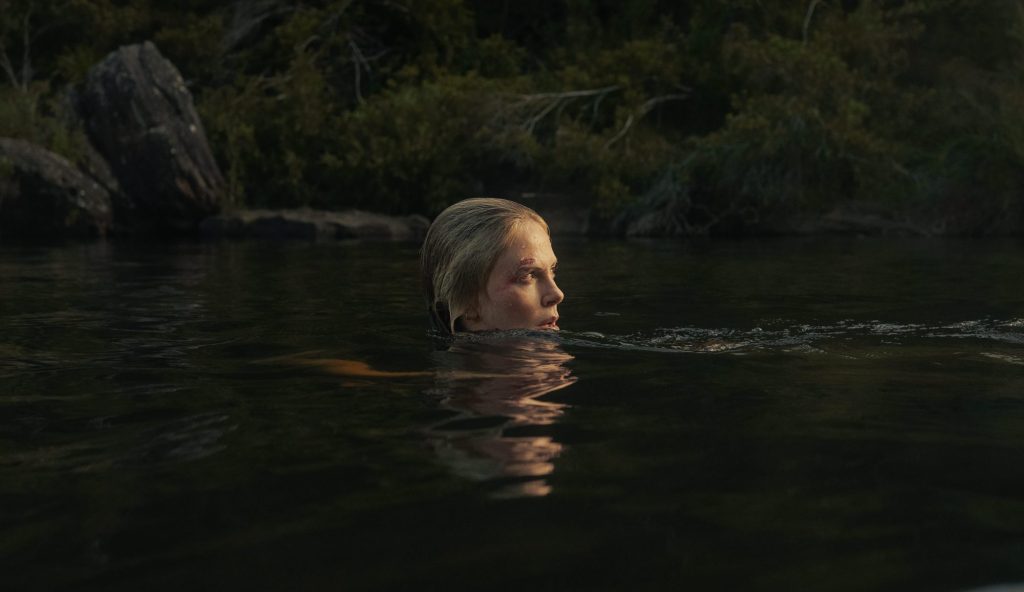 تریلر Apex منتشر شد؛ تارون اجرتون در نقش قاتلی زنجیره‌ای به دنبال شارلیز ترون