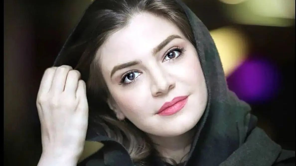 استایل کت و شلواری آوا دارویت در یک جشنواره