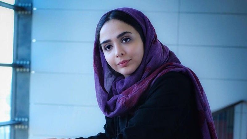 ژست هنری المیرا دهقانی بازیگر سریال بامداد خمار در کافه شیک و لاکچری