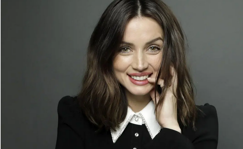 سفر در زمان؛ «آنا د آرماس» در حال خرید در یک فروشگاه در کالیفرنیا؛ سال 1399