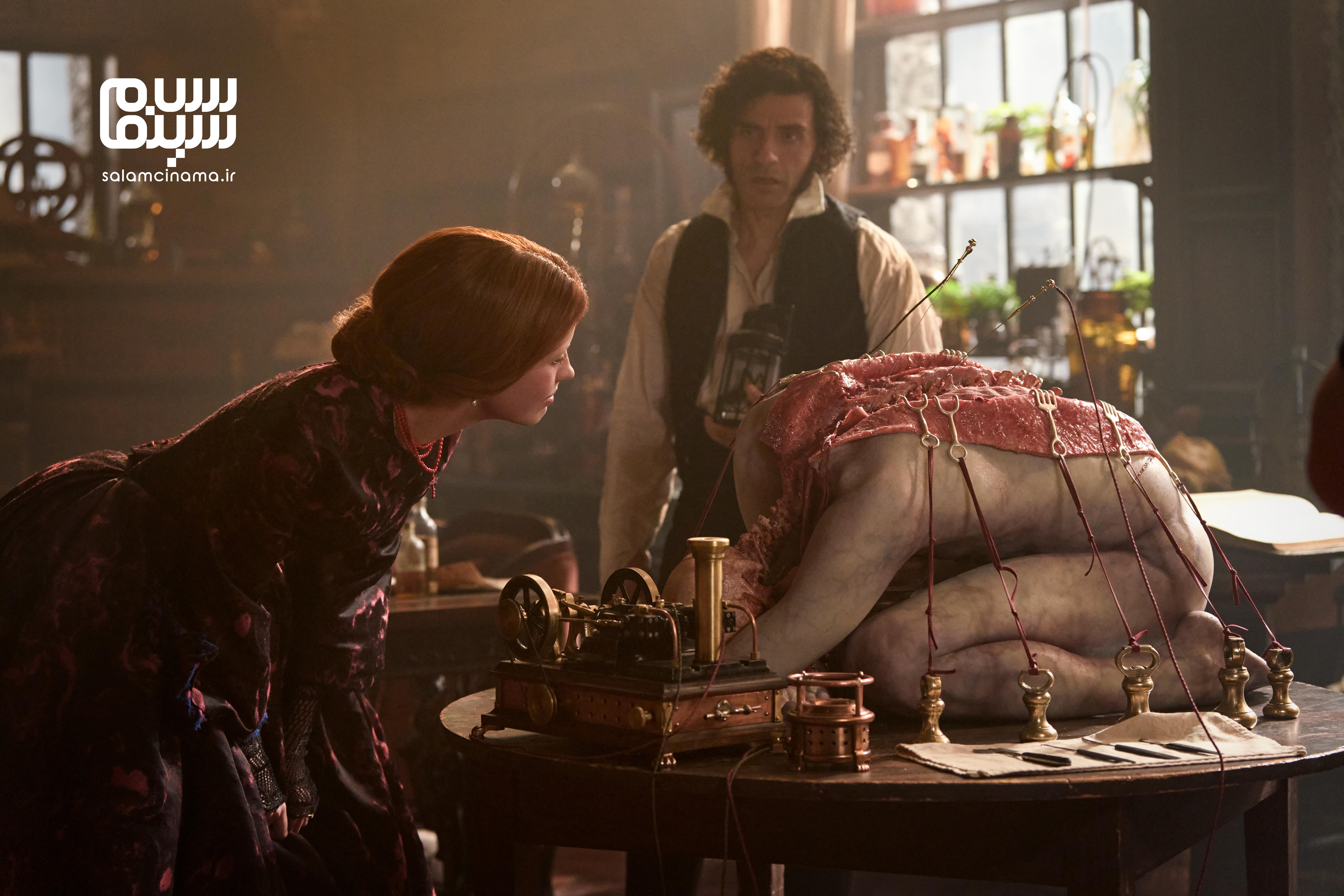 نقد فیلم فرانکنشتاین (Frankenstein) ساخته گیرمو دل تورو | آیا انسان بودن در عصر ویرانی امکان پذیر است؟