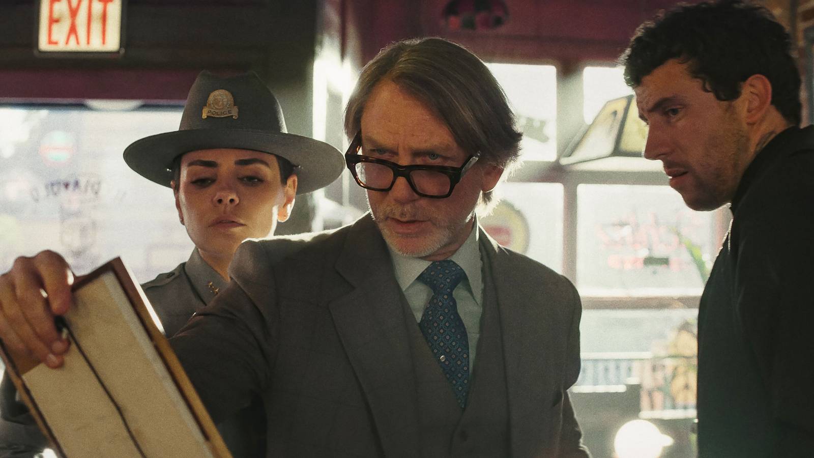 راز نورپردازی Knives Out 3؛ خورشید پشت ابرها در کلیسا