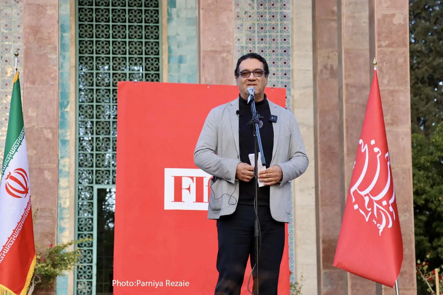 پوستر چهل و سومین جشنواره جهانی فیلم فجر رونمایی شد/ ۴۵ فیلم از ٣٠ کشور دنیا در شیراز به نمایش در می آید