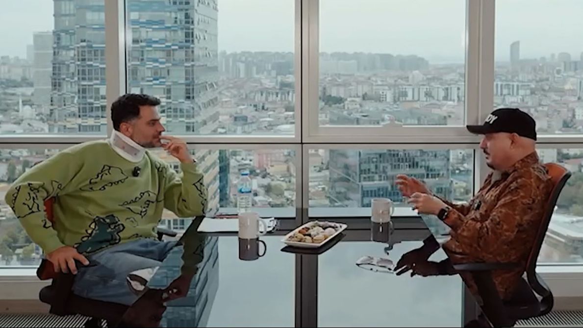 علی ضیا با سندی هم مصاحبه کرد؛ از امشو شوشه تا دختر حاجی الماس! | ویدیو