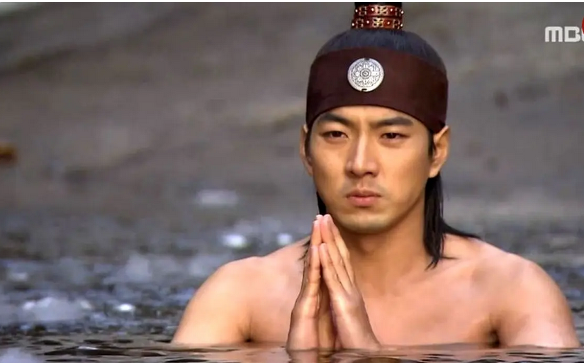 سفر در زمان؛ «جومونگ» 54 ساله در مراسم اهدای کیک‌های کریسمس