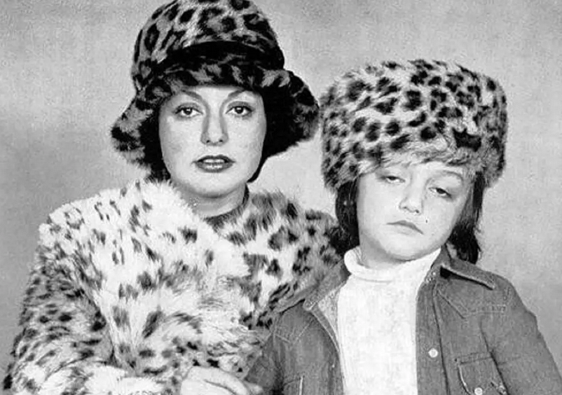 سفر در زمان؛ تیپ و ژست متفاوت «گوگوش» در 21 سالگی در ایتالیا؛ سال 1350