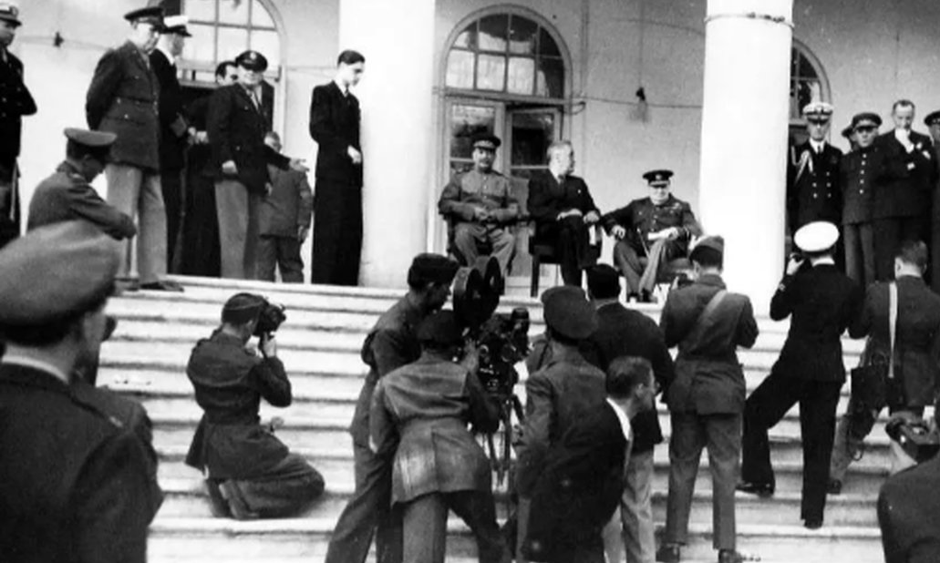 مروری بر یک عکس تاریخی: سفارت شوروی در ایران آذرماه 1322