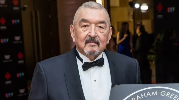 بازیگر رقصنده با گرگ‌ها درگذشت