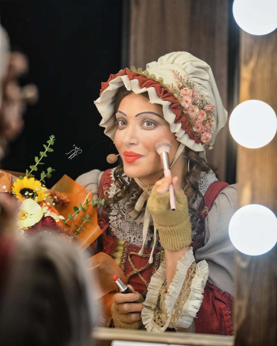 عکس‌های جالب از بهنوش طباطبایی در پشت صحنه «الیور توئیست» در حال تمدید رژ لب و گریم خود