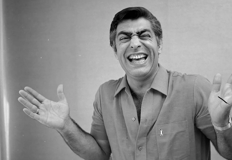 سفر در زمان؛ «فردین» در حال دریافت نشان لیاقت از «محمدرضا پهلوی؛ سال 1333