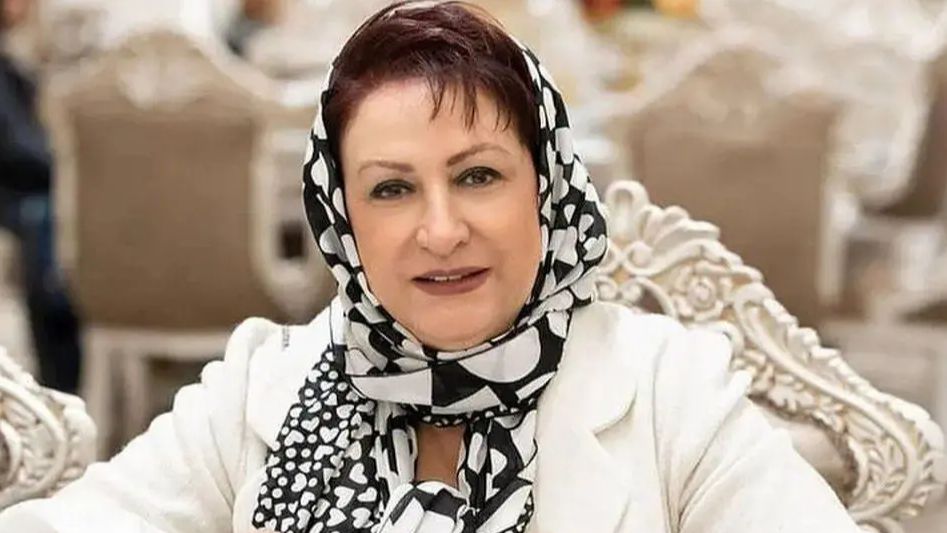 چیدمان باسلیقه خانم مریم امیر جلالی / از مبلمان عنابی رنگ و آینه کنسول مد روز تا دیوارکوبهای مینیمال