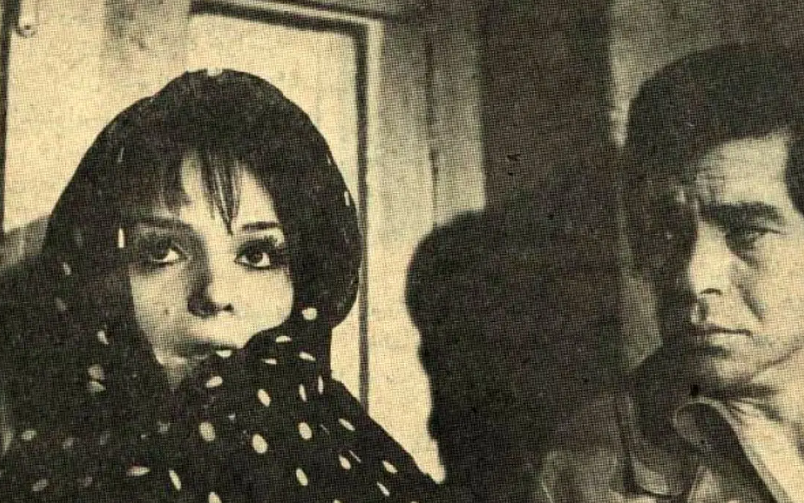 سفر در زمان؛ «نوری کسرایی» در حال گذاشتن کلاه‌خود روی سر «جمشید مشایخی»؛ سال 53