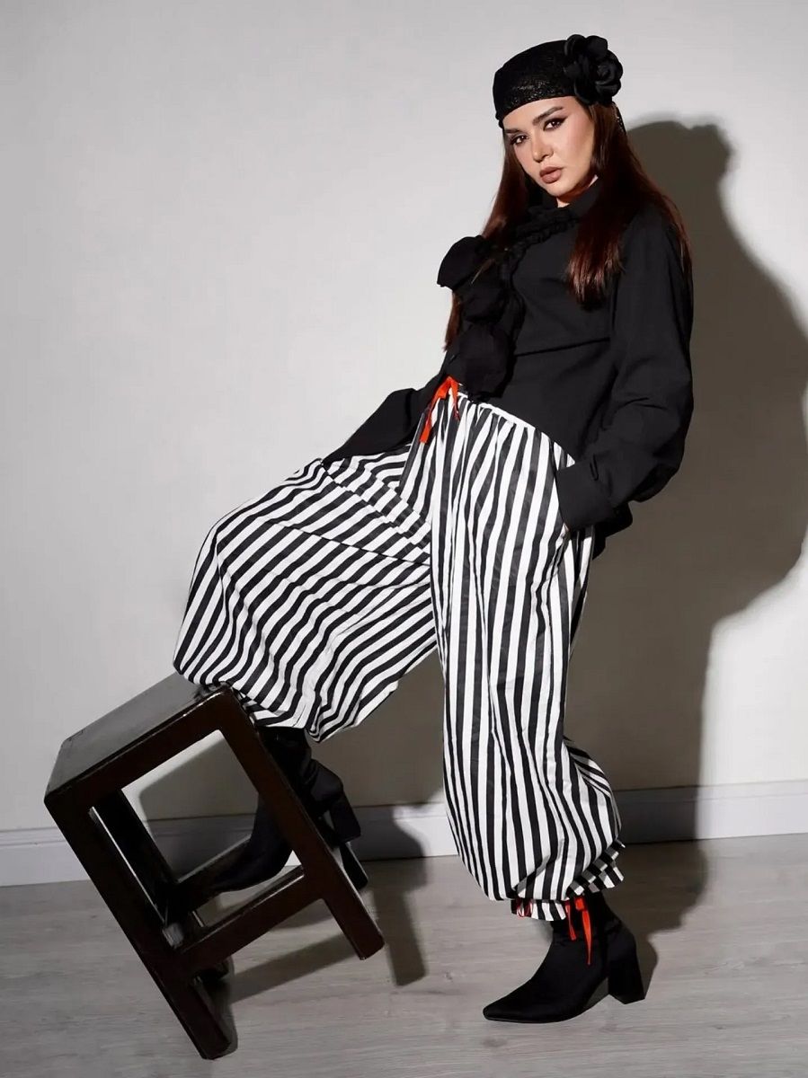 استایل ندا قاسمی با شلوار راهراه 4